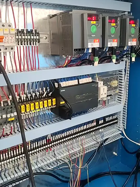 Panel kontrol conveyor dengan inverter Schneider dan PLC Siemens